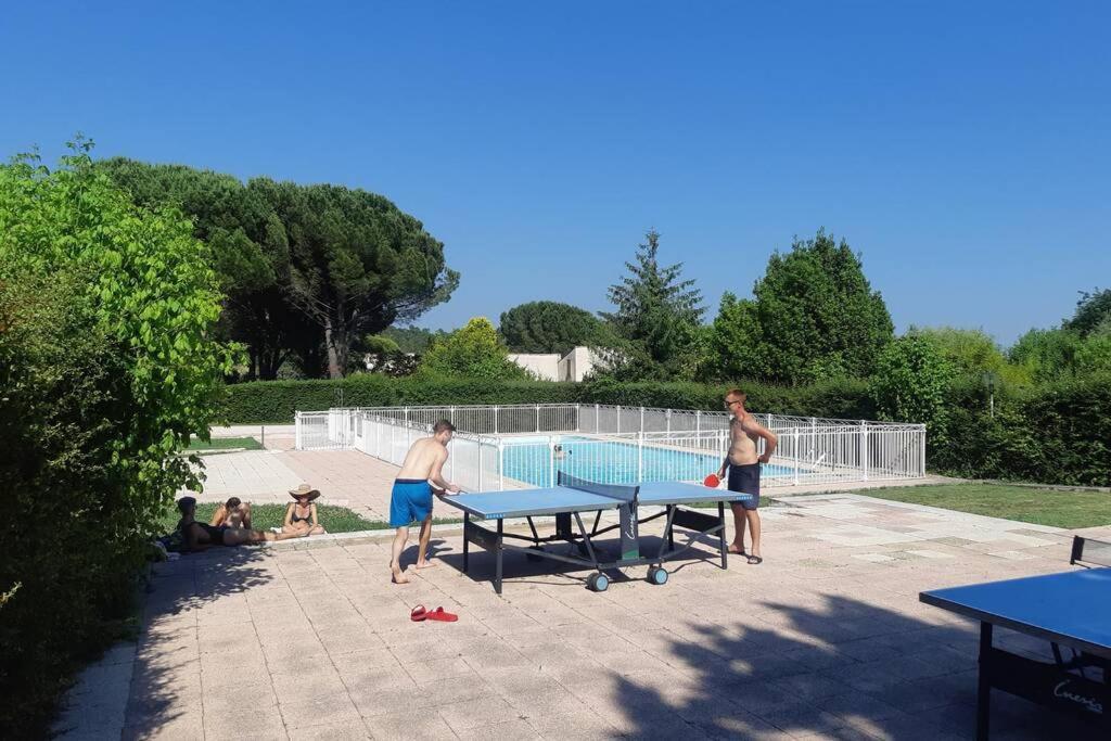 Mazet dans résidence avec piscine Bagnols-en-Forêt Extérieur photo