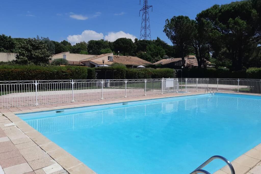 Mazet dans résidence avec piscine Bagnols-en-Forêt Extérieur photo