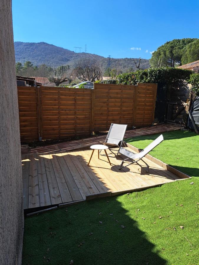Mazet dans résidence avec piscine Bagnols-en-Forêt Extérieur photo